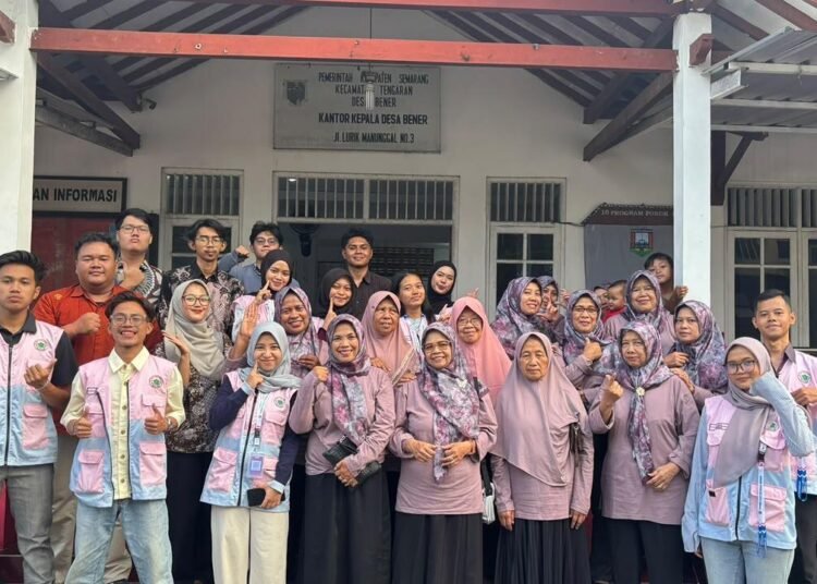 Mahasiswa FH UKSW Melakukan Penyuluhan Kepada Warga Desa Bener tentang Durasi (Edukasi Gratifikasi, Suap dan Korupsi) 5 Foto bersama mahasiswa FH UKSW bersama dengan warga Desa Bener.