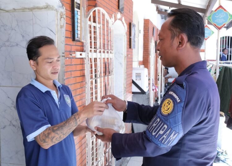 Berbagi Penuh Kepedulian Jumat Berkah, Lapas Mojokerto Bagikan Kolak Kacang Hijau kepada Warga Binaan 5 WhatsApp Image 2026 10 16 at 15.50.54 300kb