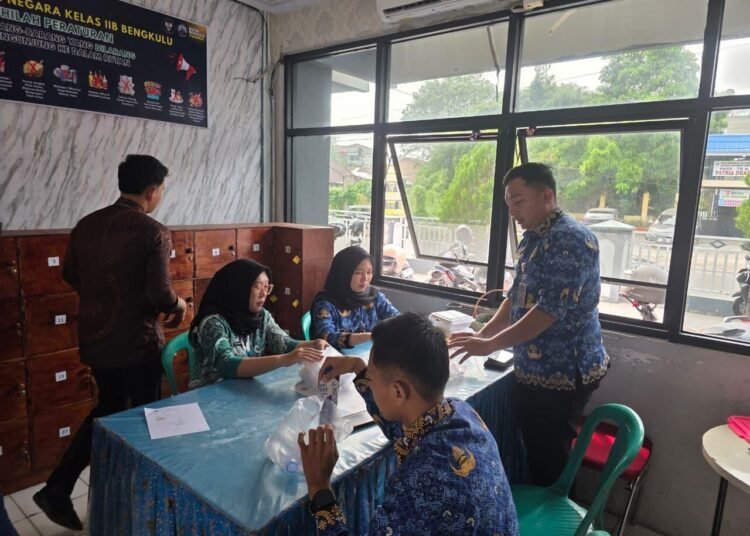 Tingkatkan Kewaspadaan, Petugas Piket Rutan Bengkulu Laksanakan Penggeledahan Rutin 5 WhatsApp Image 2026 10 17 at 09.35.22