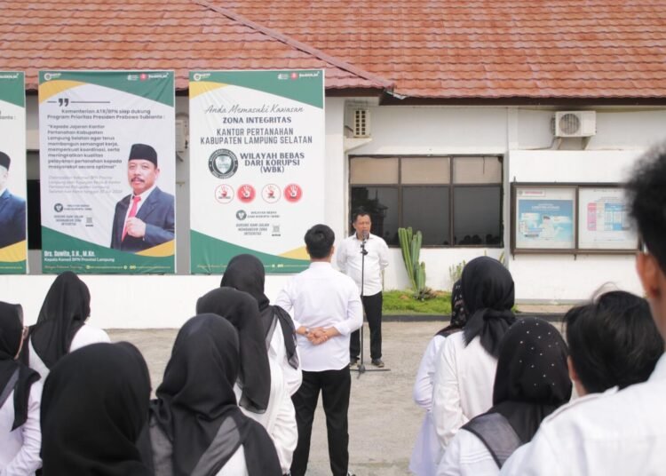 Kantor Pertanahan Kabupaten Lampung Selatan Tekankan Kebersihan Lingkungan dan Efektivitas Penyelesaian Pekerjaan dalam Apel Pagi 5 WhatsApp Image 2026 10 20 at 15.16.56