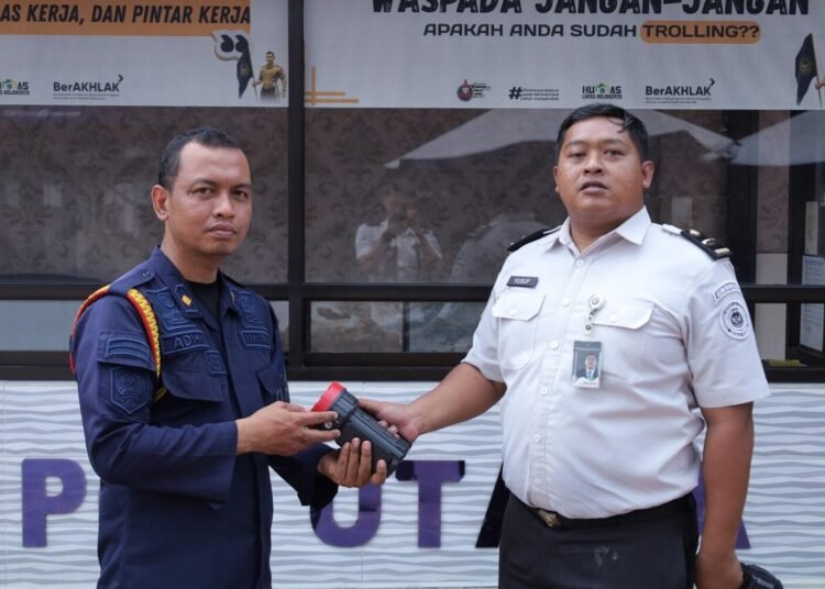 Dukung Pengamanan, Lapas Mojokerto Bagikan Senter untuk Dukung Pengamanan 5 WhatsApp Image 2026 10 21 at 13.53.21 300kb