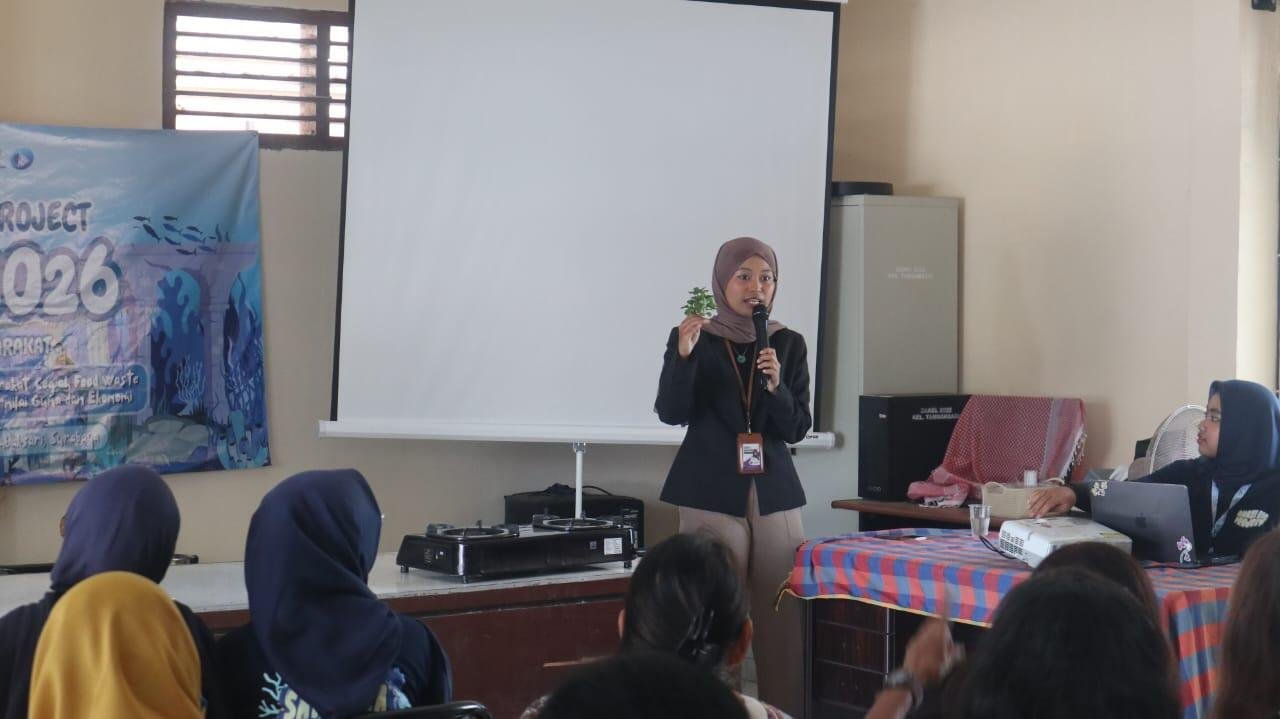 Manfaatkan Pangan Lokal, GAM AMAZI UNAIR Ajak Warga RW 01 Kelurahan Tambaksari Kurangi Food Waste 7 WhatsApp Image 2026 10 21 at 15.58.16