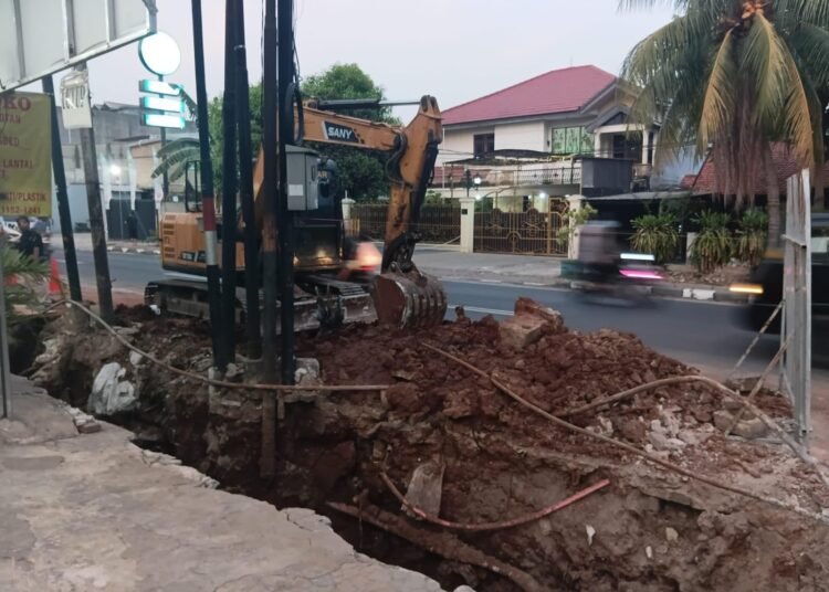 Menuju Wajah Baru Jalan Revolusi Duren Sawit: Proyek Perbaikan Trotoar diharapkan Ciptakan Ruang Aman. 5 WhatsApp Image 2026 10 21 at 18.26.40