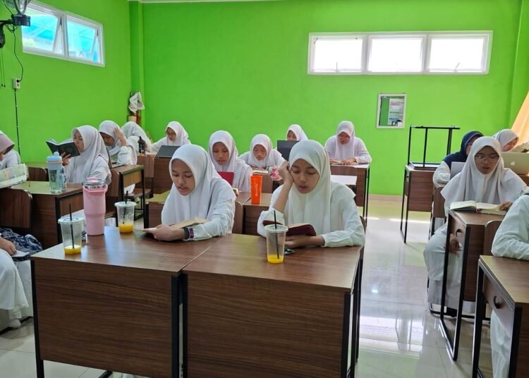 Peringati Hari Santri Nasional 2026, MAN 1 Yogyakarta Gelar Muqaddaman 5 WhatsApp Image 2026 10 23 at 4.17.34 PM