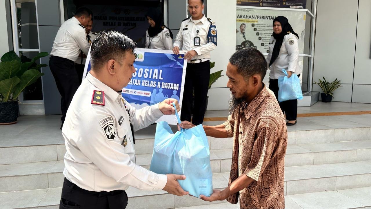 Bapas Kelas II Batam Gelar Bakti Sosial, Salurkan Paket Sembako kepada Klien Pemasyarakatan
