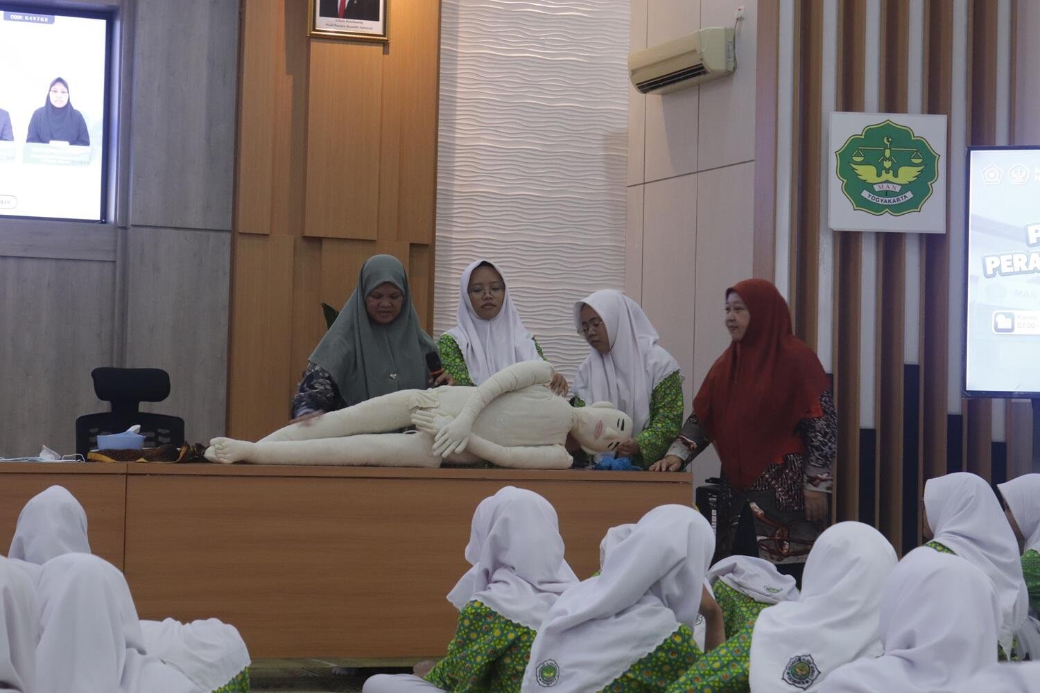 MAN 1 Yogyakarta Gelar Pendalaman Materi dan Praktik Perawatan Jenazah 7 WhatsApp Image 2026 10 29 at 2.16.56 PM 1