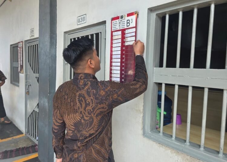 Pastikan Administrasi Pengamanan Tertib, KPR Rutan Bengkulu Laksanakan Pemeriksaan Papan Sterek 5 Pastikan Administrasi Pengamanan Tertib, KPR Rutan Bengkulu Laksanakan Pemeriksaan Papan Sterek