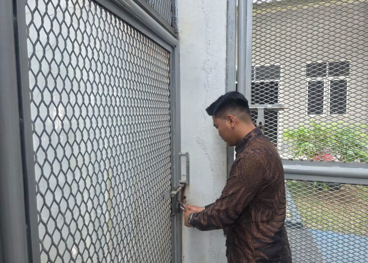 Pastikan Keamanan Tetap Terjaga, Petugas Rutan Bengkulu Rutin Laksanakan Pengecekan Gembok Blok Hunian