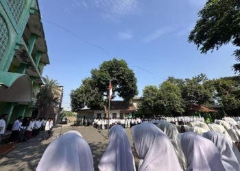 Khidmat dan Penuh Semangat, Upacara Hari Santri Nasional 2026 di Pondok Pesantren Bugen Al-Itqon Libatkan Mahasiswa PLP 2 FTIK UIN Walisongo Semarang 1 foto upacara 400kb