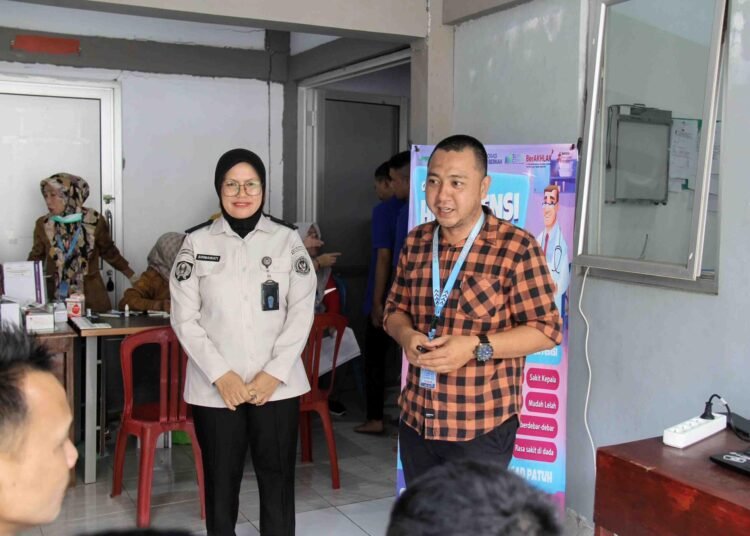 Edukasi Hepatitis di Lapas Bengkulu, Warga Binaan Ikuti Skrining Kesehatan 5 Petugas kesehatan bersama Lapas Bengkulu memberikan edukasi hepatitis dan melaksanakan skrining kesehatan bagi warga binaan sebagai upaya mencegah penularan penyakit menular. Doc. Humas Labring