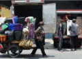 Bukan Sekadar Bansos untuk Bawa Sektor Informal Bangkit dari Krisis 6 Seorang pedagang perabotan rumah tangga keliling mendorong gerobaknya. Keterbatasan modal usaha dan ketergantungan pada pendapatan harian membuat pekerja di sektor ini sangat rentan terhadap guncangan ekonomi.