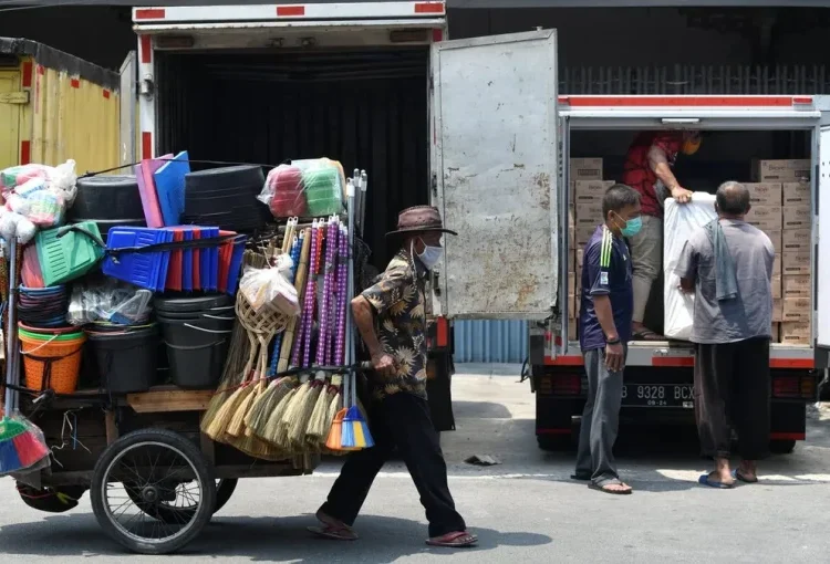 Bukan Sekadar Bansos untuk Bawa Sektor Informal Bangkit dari Krisis 5 Seorang pedagang perabotan rumah tangga keliling mendorong gerobaknya. Keterbatasan modal usaha dan ketergantungan pada pendapatan harian membuat pekerja di sektor ini sangat rentan terhadap guncangan ekonomi.