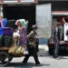 Bukan Sekadar Bansos untuk Bawa Sektor Informal Bangkit dari Krisis 17 Seorang pedagang perabotan rumah tangga keliling mendorong gerobaknya. Keterbatasan modal usaha dan ketergantungan pada pendapatan harian membuat pekerja di sektor ini sangat rentan terhadap guncangan ekonomi.